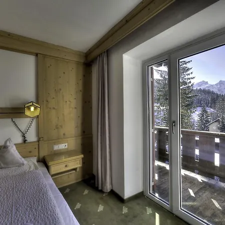 Hotel Rezia 3*